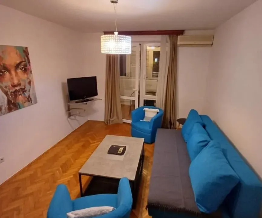 Izdavanje, stan, 54m², Centar, Bar