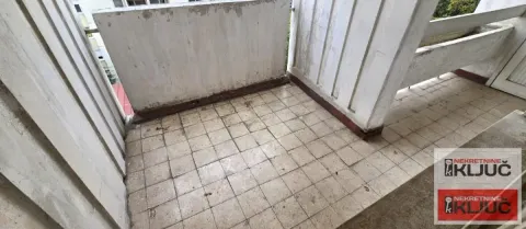 Prazan balkon sa keramičkim pločicama i starom ogradom. - image 6