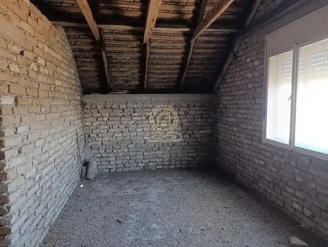 Potkrovlje u izvornom stanju sa ogoljenim ciglama i drvenom krovnom konstrukcijom. - image 13