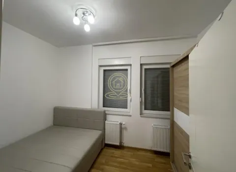 Manja spavaća soba sa krevetom i ormarom. - image 6