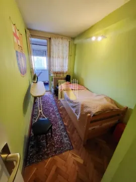 Manja spavaća soba sa krevetom i izlazom na terasu. - image 6