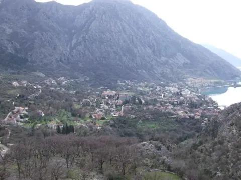 Pogled iz ptičje perspektive na naselje i okolne planine. - image 2