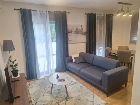 Rent, one bedroom apartment, 50m², Tivat, Crna Gora - image 1