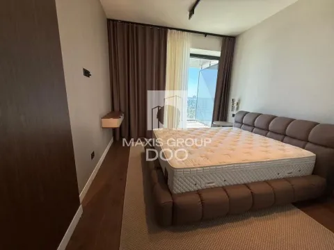Nameštena spavaća soba sa bračnim krevetom i izlazom na terasu. - image 9