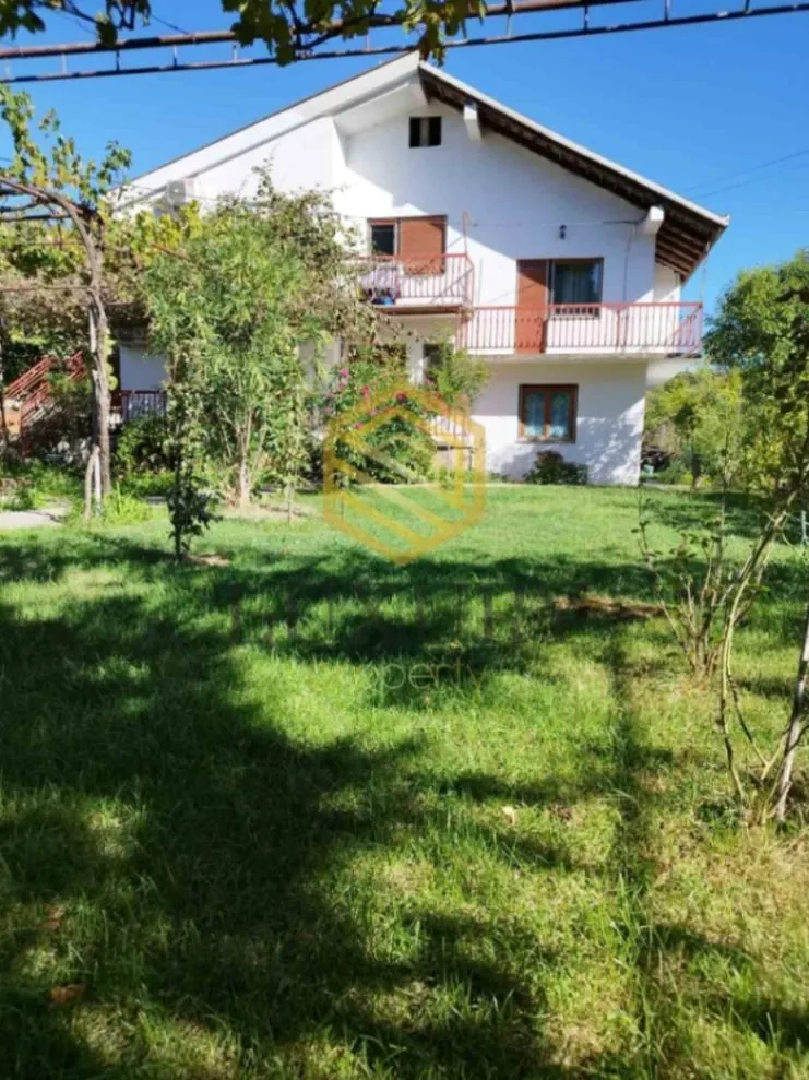 Izdavanje, trosoban stan, 130m², Tološi, Podgorica