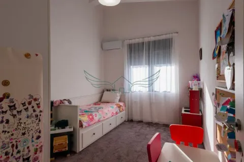Dječija soba sa krevetom, radnim stolom i prozorom. - image 7