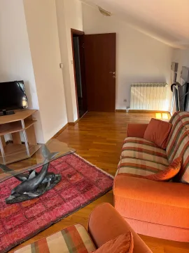 Dnevna soba sa garniturom, televizorom i drvenim podom. - image 6