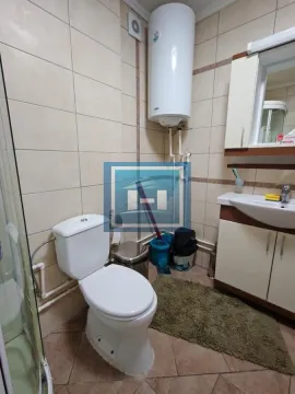 Kupatilo opremljeno toaletom, umivaonikom, tuš kabinom i bojlerom. - image 20