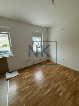 Prazna neopremljena prostorija sa drvenim podom i prozorima. - image 3