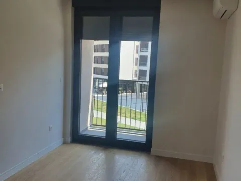 Izdavanje, poslovni prostor, 82m², Kod Capital Plaze, Podgorica - image 4