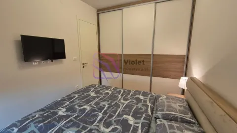 Namještena spavaća soba sa bračnim krevetom, velikim ormarom i televizorom na zidu. - image 8