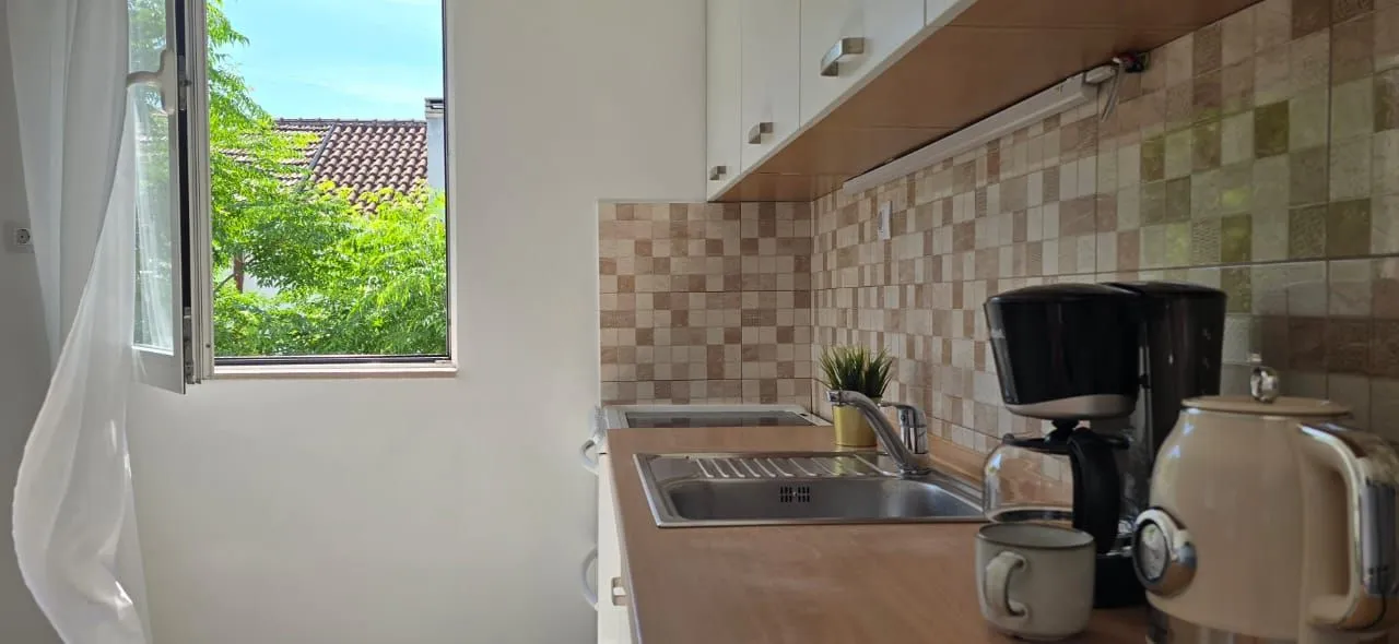 Izdavanje, dvosoban stan, 80m², Đenovići, Herceg Novi