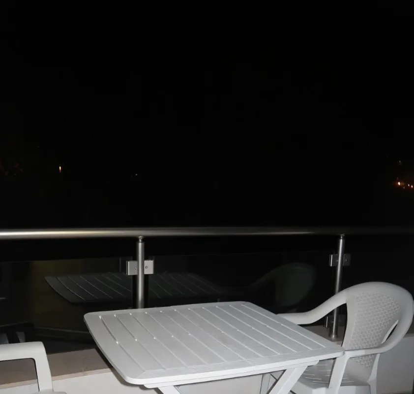 Balkon sa garniturom za sjedenje u večernjim satima.
