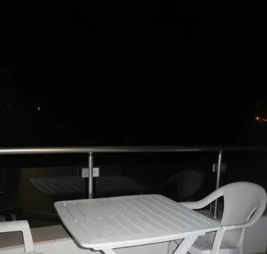Balkon sa garniturom za sjedenje u večernjim satima. - image 4