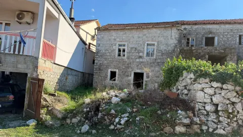 Eksterijer stare kamene kuće sa dvorištem u lošem stanju. - image 6