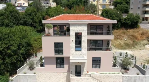 Pogled iz vazduha na prednju fasadu višespratne kuće sa uređenim dvorištem. - image 13