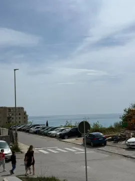 Pogled na more i ulicu sa parkingom. - image 9