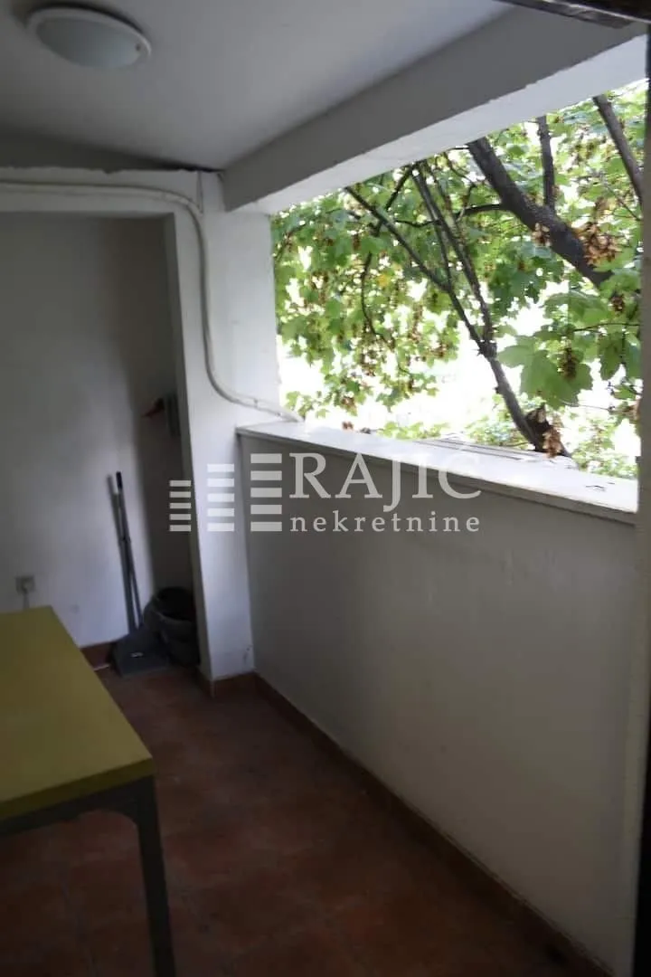 Covered terrace with a view of greenery.