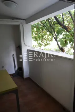 Covered terrace with a view of greenery. - image 11