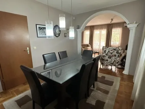 Prodaja, kuća, 301m², Centar, Podgorica - image 4