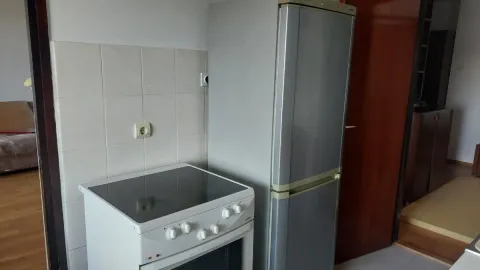 Deo kuhinje sa štednjakom i frižiderom. - image 6