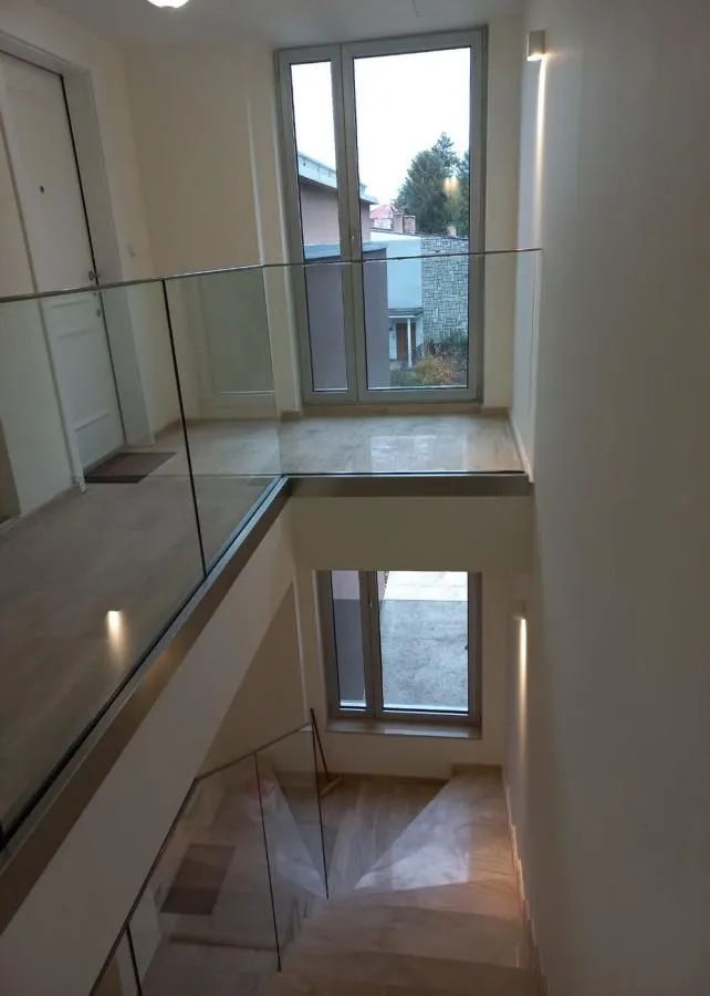 Izdavanje, četvorosoban stan, 155m², Savski Venac, Beograd