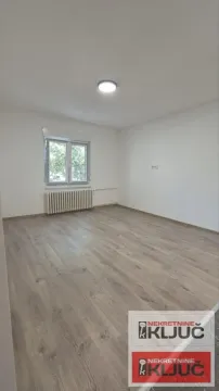 Prazna soba sa laminatom i jednim prozorom. - image 2