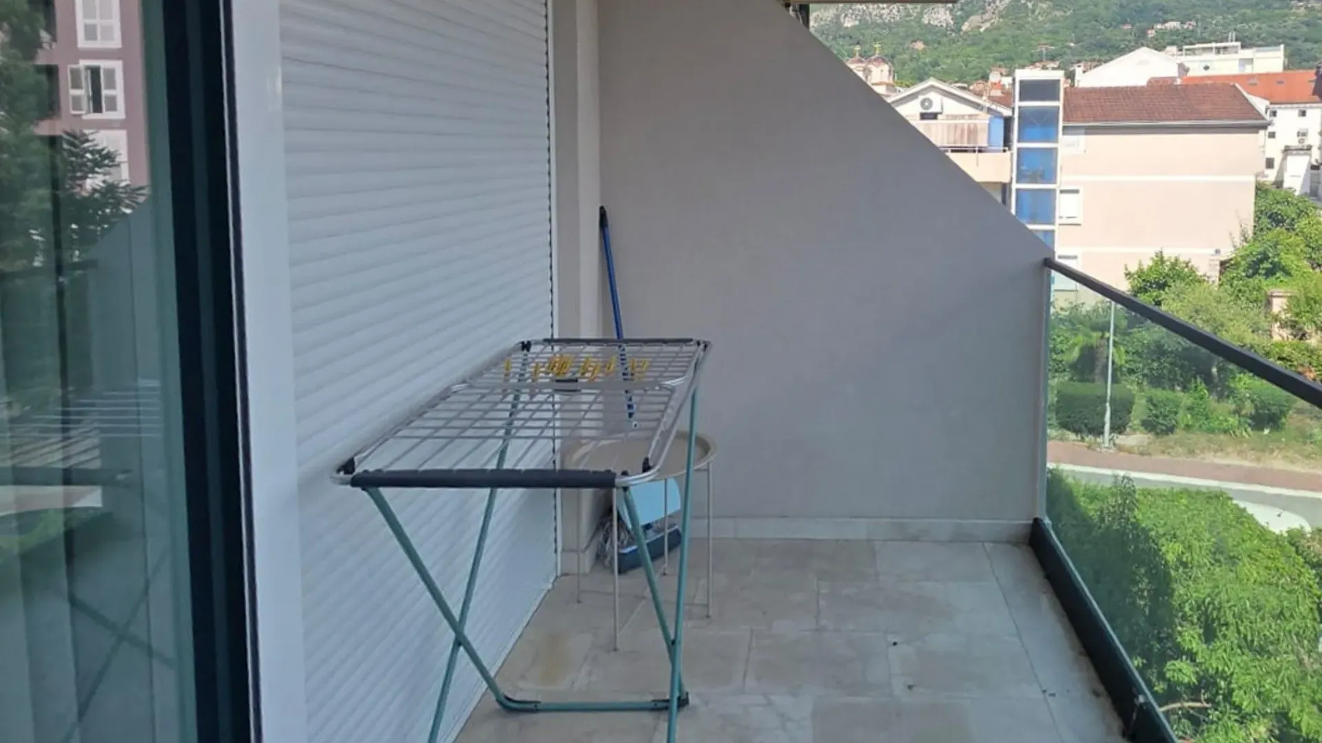 Izdavanje, dvosoban stan, 80m², Tivat, Crna Gora