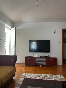 Dnevna soba sa garniturom, televizorom i parketom. - image 3