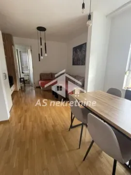 Dnevni boravak sa trpezarijskim stolom i stolicama. - image 5