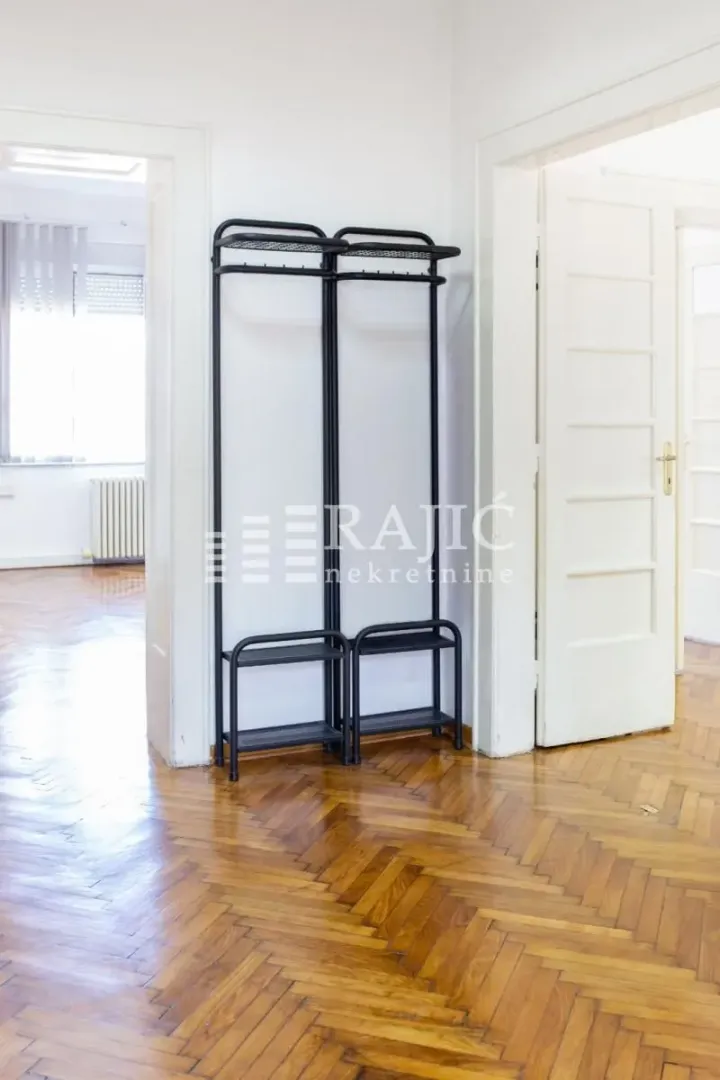 Rent, office space, 150m², Savski Trg, Beograd