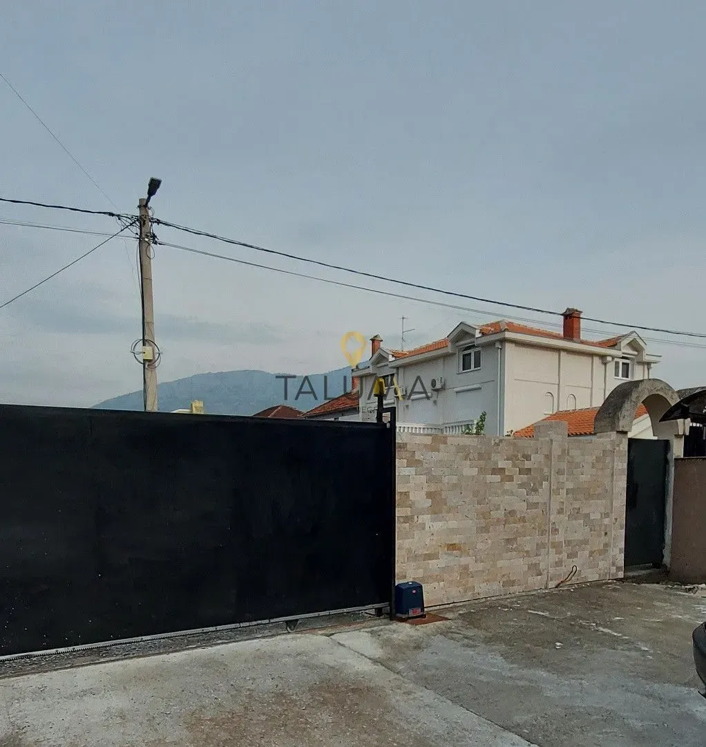 Prodaja, kuća, 180m², Zlatica, Podgorica