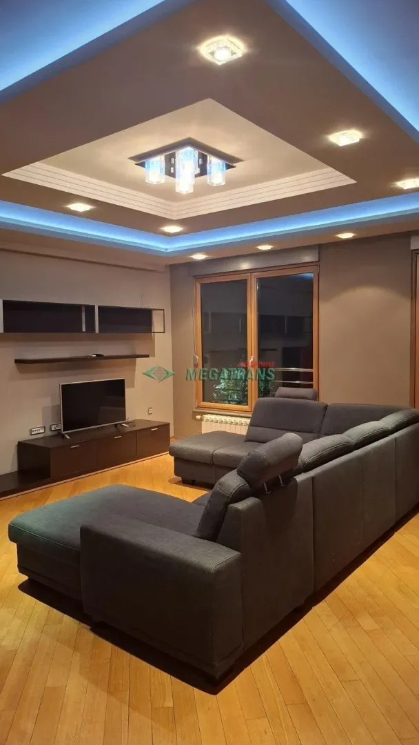 Izdavanje, dvosoban stan, 74m², Centar, Novi Sad