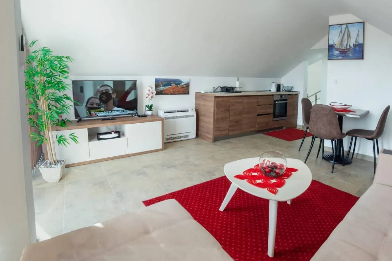 Izdavanje, dvosoban stan, 61m², Podkošljun, Budva
