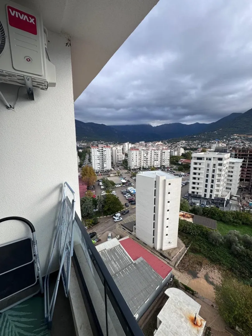 Pogled na grad i planine sa balkona.