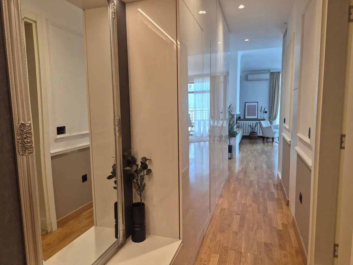 Izdavanje, četvorosoban stan, 88m², Savski Venac, Beograd
