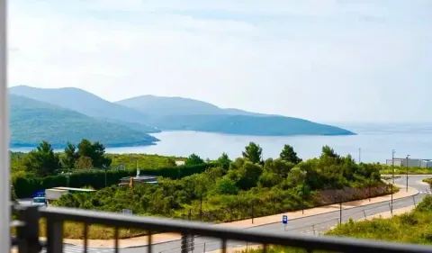 Pogled na more i okolni pejzaž sa terase. - image 3