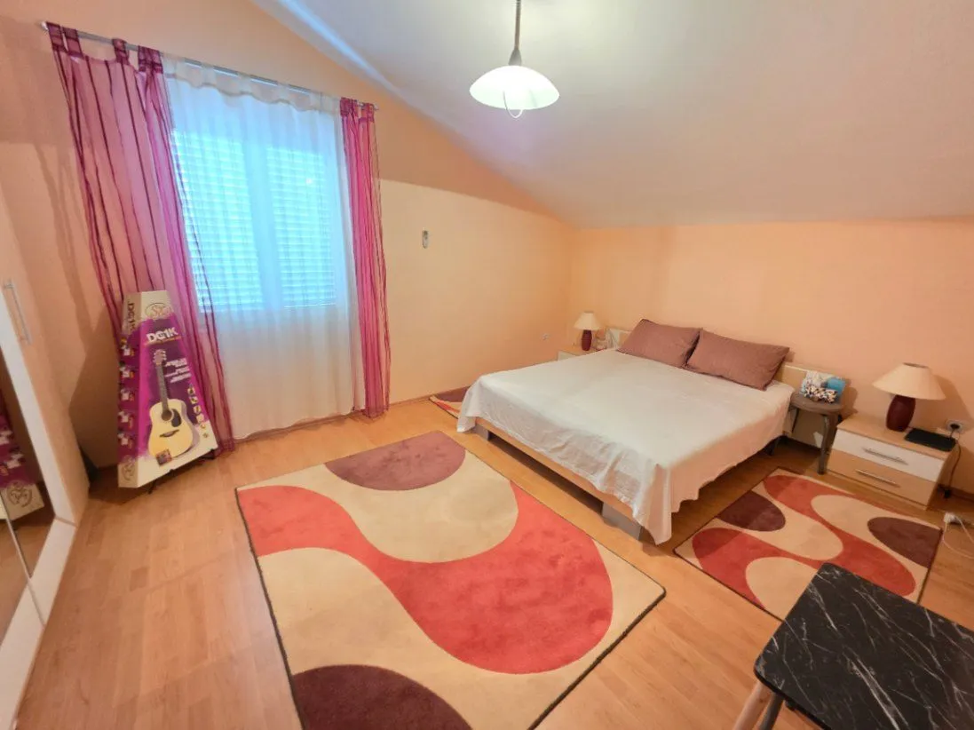 Izdavanje, četvorosoban stan, 140m², Tološi, Podgorica