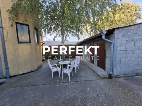 Popločano dvorište sa garniturom za sedenje i drvećem. - image 17