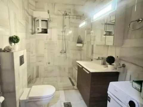 Izdavanje, dvosoban stan, 90m², Zlatica, Podgorica - image 12