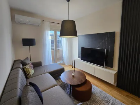 Izdavanje, jednosoban stan, 42m², Central Point, Podgorica