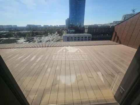 Velika drvena terasa sa ogradom i pogledom na grad. - image 17