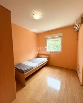 Manja spavaća soba sa krevetom i ormarom. - image 9