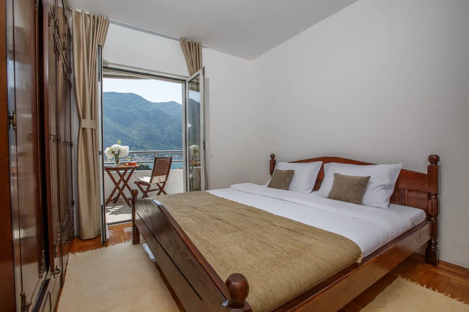 Rent, two bedroom apartment, 85m², Dobrota, Kotor