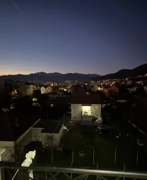 Noćni pogled sa terase na grad i planine u daljini. - image 18