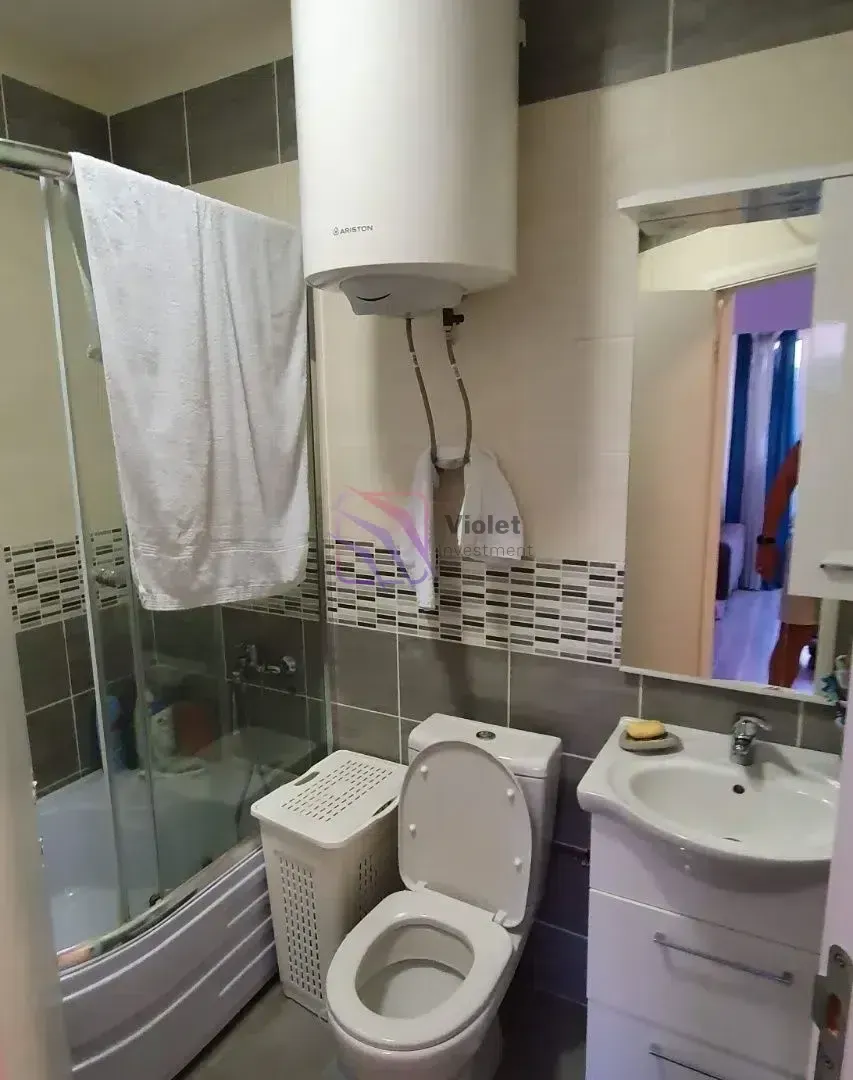 Kupatilo opremljeno tuš kabinom, umivaonikom, WC šoljom i bojlerom.