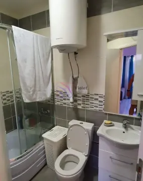 Kupatilo opremljeno tuš kabinom, umivaonikom, WC šoljom i bojlerom. - image 11