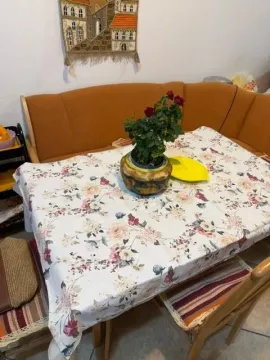 Trpezarijski sto sa cvijećem i ugaonom garniturom. - image 5