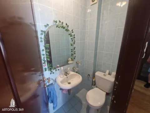 Manje kupatilo sa pločicama, umivaonikom, ogledalom i toaletom. - image 13