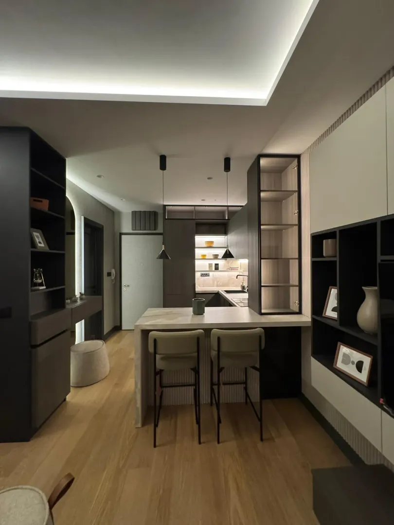 Modern kitchen with a breakfast bar and dining table.